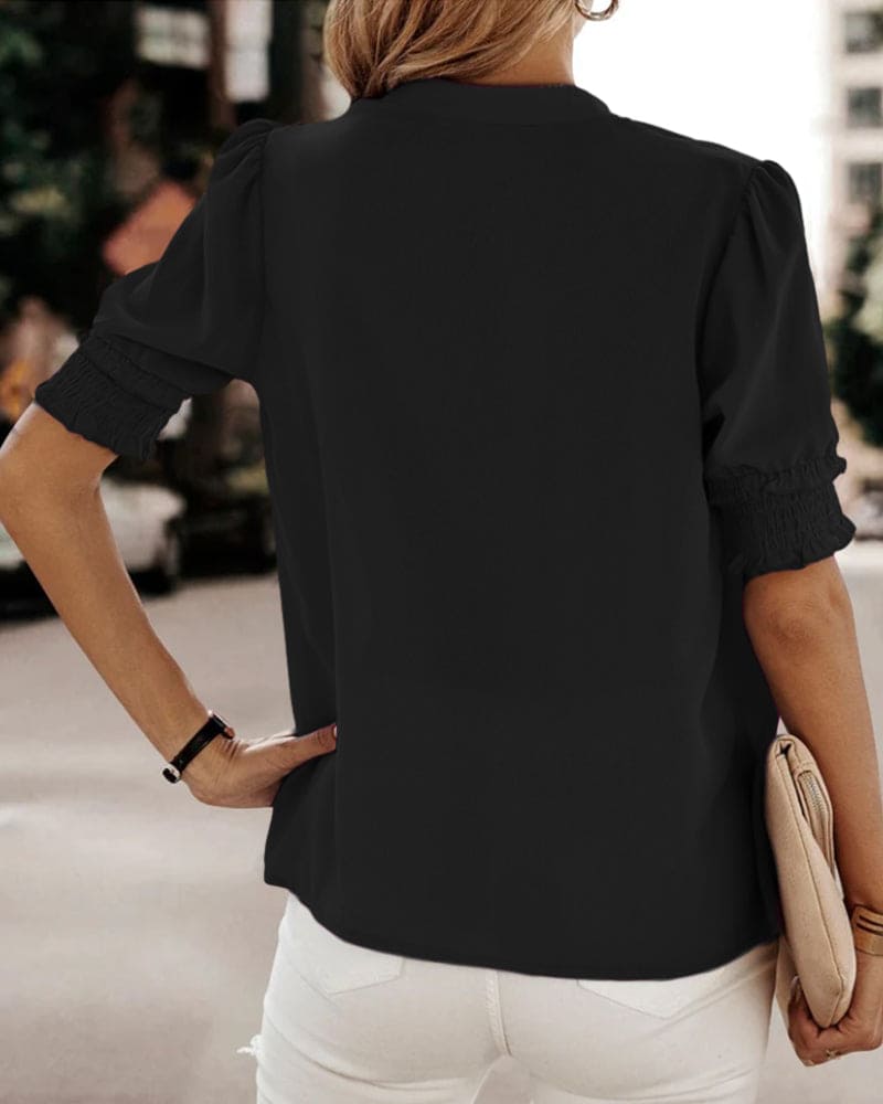 Lichtgewicht & elegant - Blouse met korte mouwen en V-halslijn