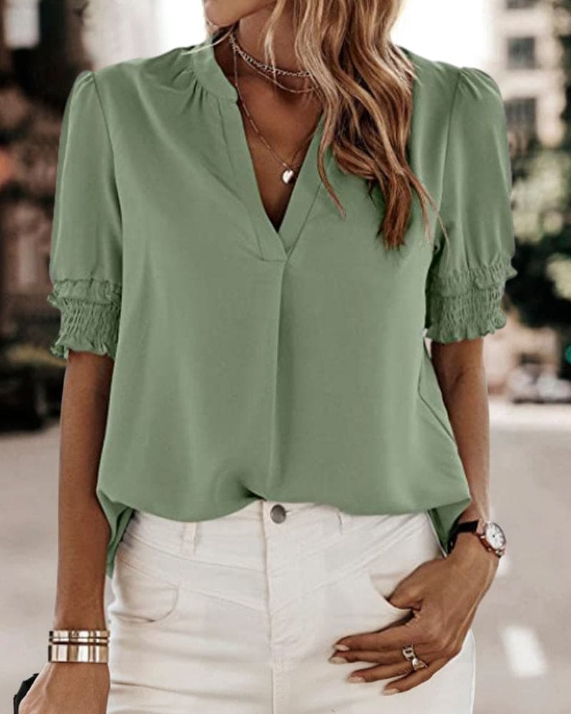 Lichtgewicht & elegant - Blouse met korte mouwen en V-halslijn