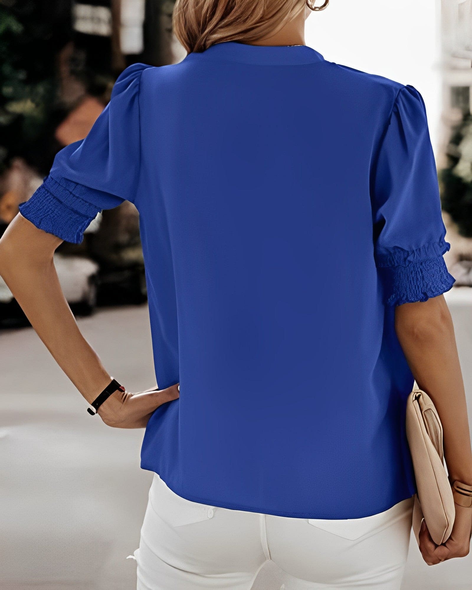 Lichtgewicht & elegant - Blouse met korte mouwen en V-halslijn