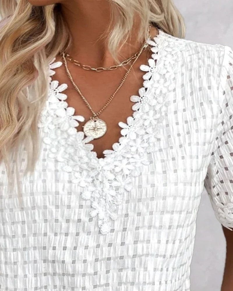 Lynn V-hals shirt – Effen, comfortabel en elegant voor elke gelegenheid