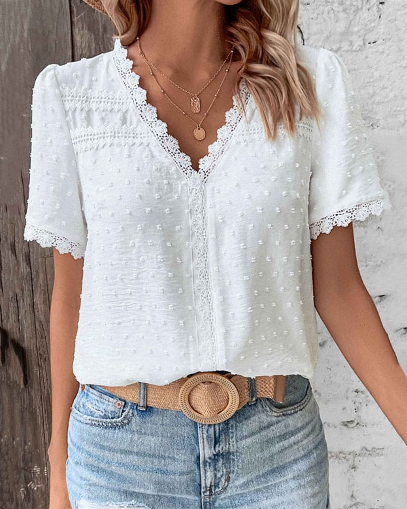 Blouse en dentelle élégante avec col en V et manches courtes