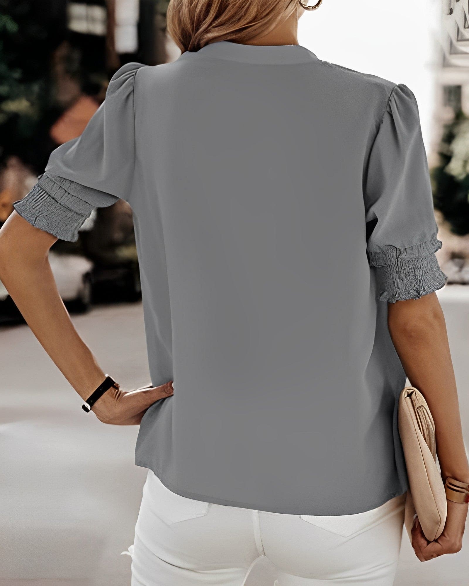Lichtgewicht & elegant - Blouse met korte mouwen en V-halslijn
